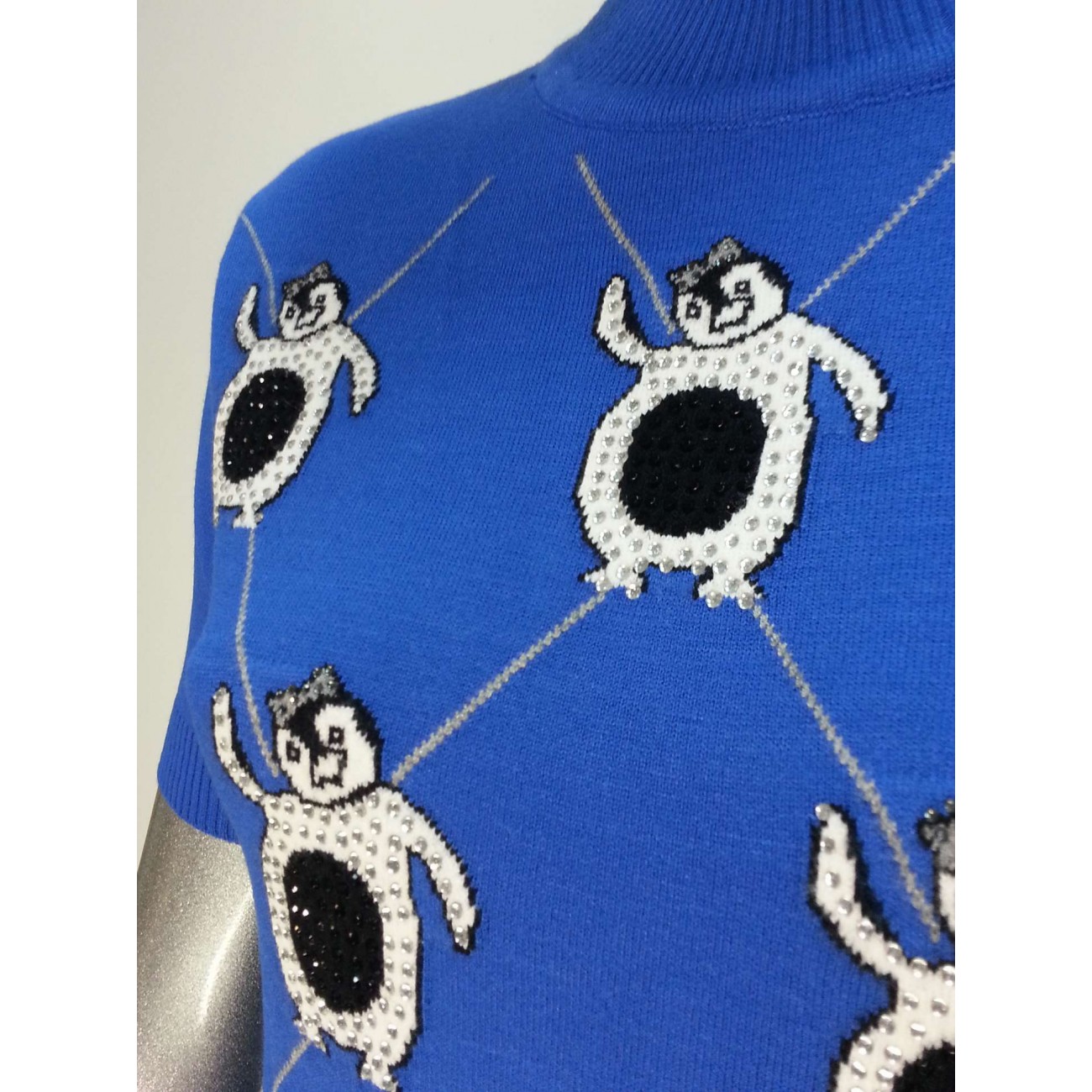 Гольф вискозный с принтом "пингвины" и стразами Swarovski