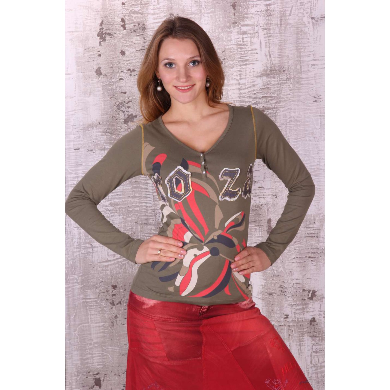 Футболка с цветным принтом и логотипом-апликацией "Roza"